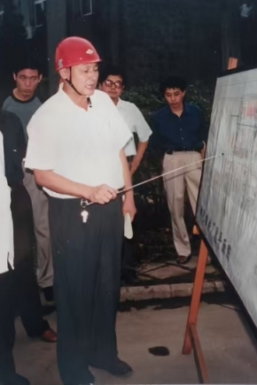 2000年8月16日，第十屆全國人大常委會副委員長（時任國家經(jīng)貿(mào)委主任）盛華仁（中）蒞臨公司視察。